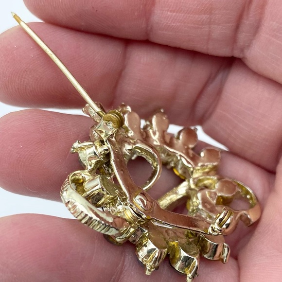 Vintage Pale Blue Multi Faceted Faux Gems Ribbon Wreath Brooch Pin Pale Gold Tne - Picture 12 of 12